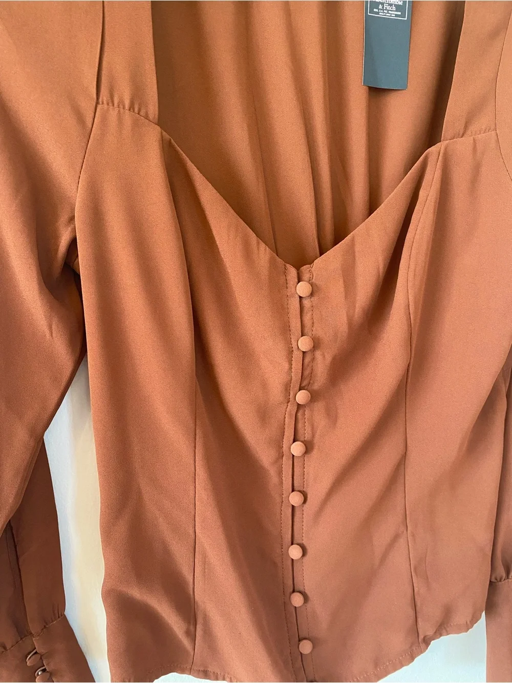 NWT Abercrombie & Fitch Button-Front Puff-Sleeve Blouse in Rust Brown - size m